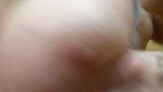 Mi massaggio le tette leggendo come mi insultate...