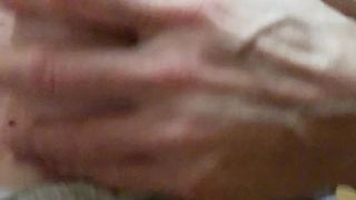 Mi massaggio le tette leggendo come mi insultate...