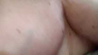 Mi massaggio le tette leggendo come mi insultate...