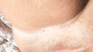 Ecco come rinfresco la mia figa in spiaggia...!