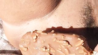 Ecco come rinfresco la mia figa in spiaggia...!