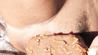 Ecco come rinfresco la mia figa in spiaggia...!