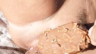 Ecco come rinfresco la mia figa in spiaggia...!