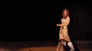 Spogliarello Burlesque redhead  for Giessestory