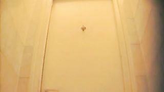 Figa pelosa che piscia