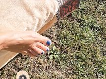 Prende la tintarella tutta nuda