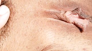 Prende la tintarella tutta nuda