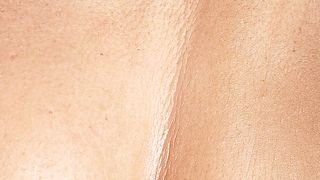 Prende la tintarella tutta nuda