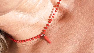 Prende la tintarella tutta nuda