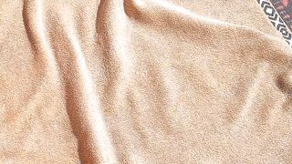 Prende la tintarella tutta nuda