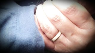 Gli succhia per bene la cappella