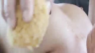 Le massaggia il corpo e la scopa