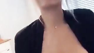 Bionda si trapana la figa