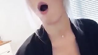 Bionda si trapana la figa