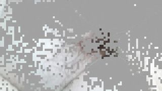 Le tocco la figa dopo la doccia