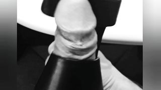 Lo schiavo sborra sulle scarpe della ex