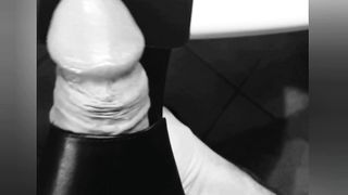 Lo schiavo sborra sulle scarpe della ex