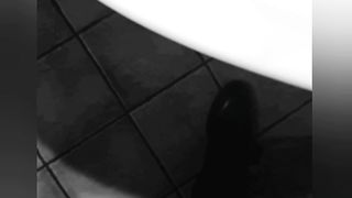 Lo schiavo sborra sulle scarpe della ex