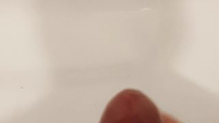 Anteprima del video: Sborrata in vasca, sega mattutina