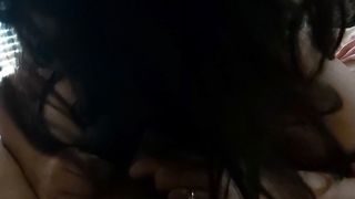 La moglie spompina due cazzi