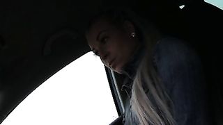 Calda teen bionda fa un pompino per strada