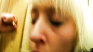 Biondissima con la pussy rasata