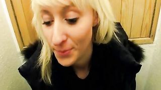 Biondissima con la pussy rasata