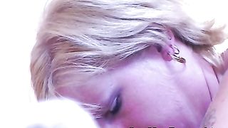 Casalinga matura assaggia un cazzo nero