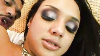 Calda cagna latina lo prende in culo