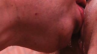 Adorabile biondina si fa scopare da un vecchio