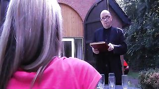 Adorabile biondina si fa scopare da un vecchio