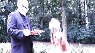 Adorabile biondina si fa scopare da un vecchio