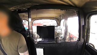 Anteprima del video: Pompino amatoriale in auto da infermiera in uniforme
