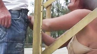 Anteprima del video: Rossa tettona succhia e scopa