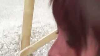 Rossa tettona succhia e scopa