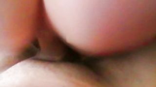 Rossa calda si siede su un bel cazzo