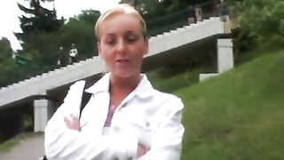 Slut bionda ben eccitata