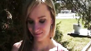 Angelica scopata in pubblico