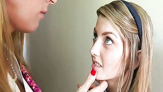 Sesso a tre con studentessa diciottenne