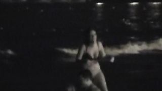 Scopata notturna sulla spiaggia