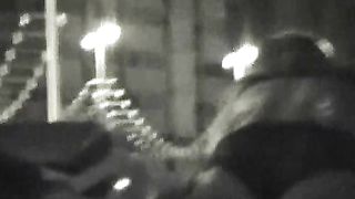 Scopata notturna sulla spiaggia