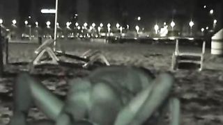 Scopata notturna sulla spiaggia