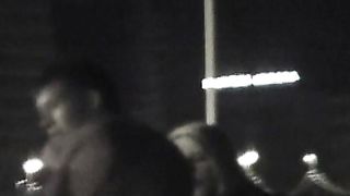 Scopata notturna sulla spiaggia