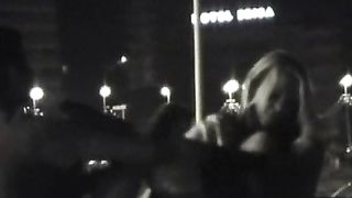 Scopata notturna sulla spiaggia