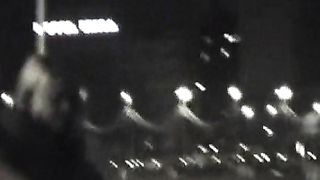 Scopata notturna sulla spiaggia