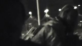 Scopata notturna sulla spiaggia