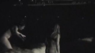 Scopata notturna sulla spiaggia