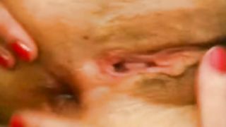 Mamma italiana si masturba il culo con una bottiglia