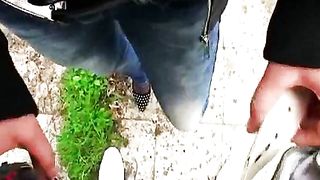 Rossa dilettante pagata per fare sesso in pubblico