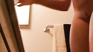 Spia la sua bella nipotina in bagno